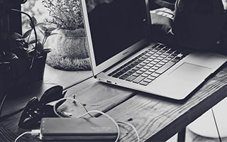 乐鱼体育注册-曼城防守铁壁长城：稳固防线成就关键胜利