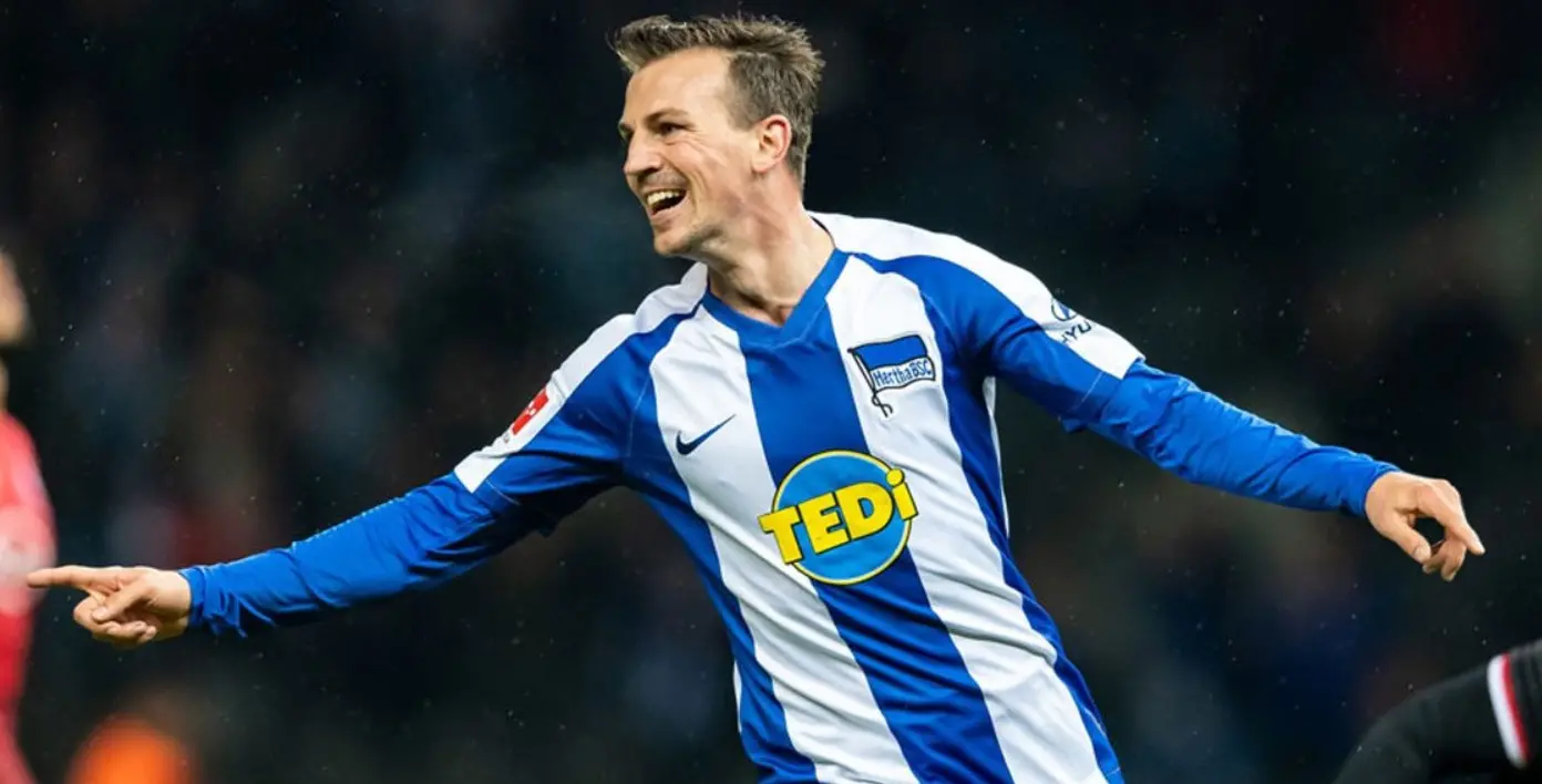 柏林赫塔队在德甲联赛中继续领先，表现稳固