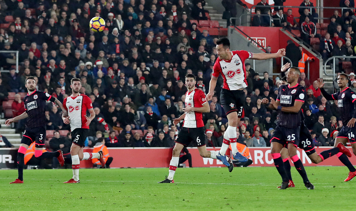 包含拜仁慕尼黑主场大胜，巩固领先优势的词条