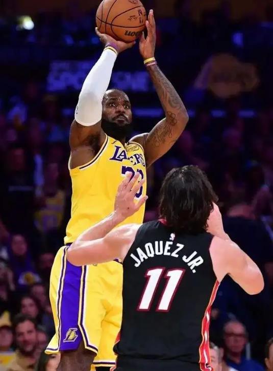 乐鱼体育视频-NBA总决赛，热火克星遭逆袭，湖人领先