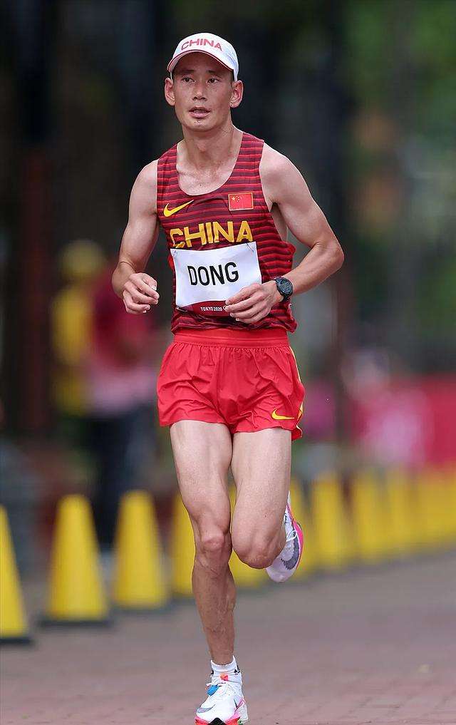 突尼斯马拉松选手在最后冲刺中抢先的简单介绍