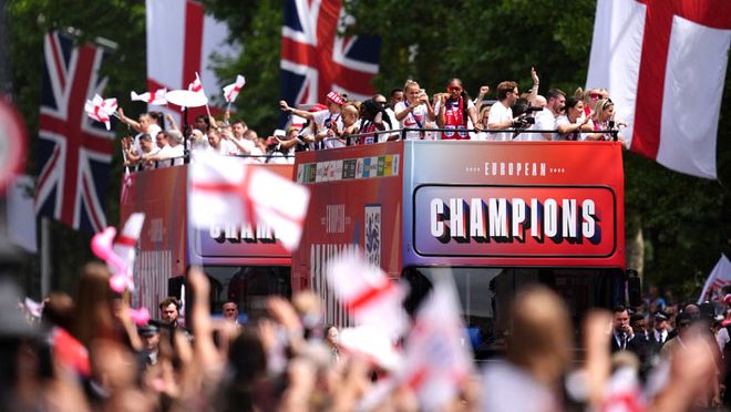 女足比赛冠军产生,球迷狂欢庆祝的简单介绍 女足比赛冠军产生,球迷狂欢庆祝的简单介绍