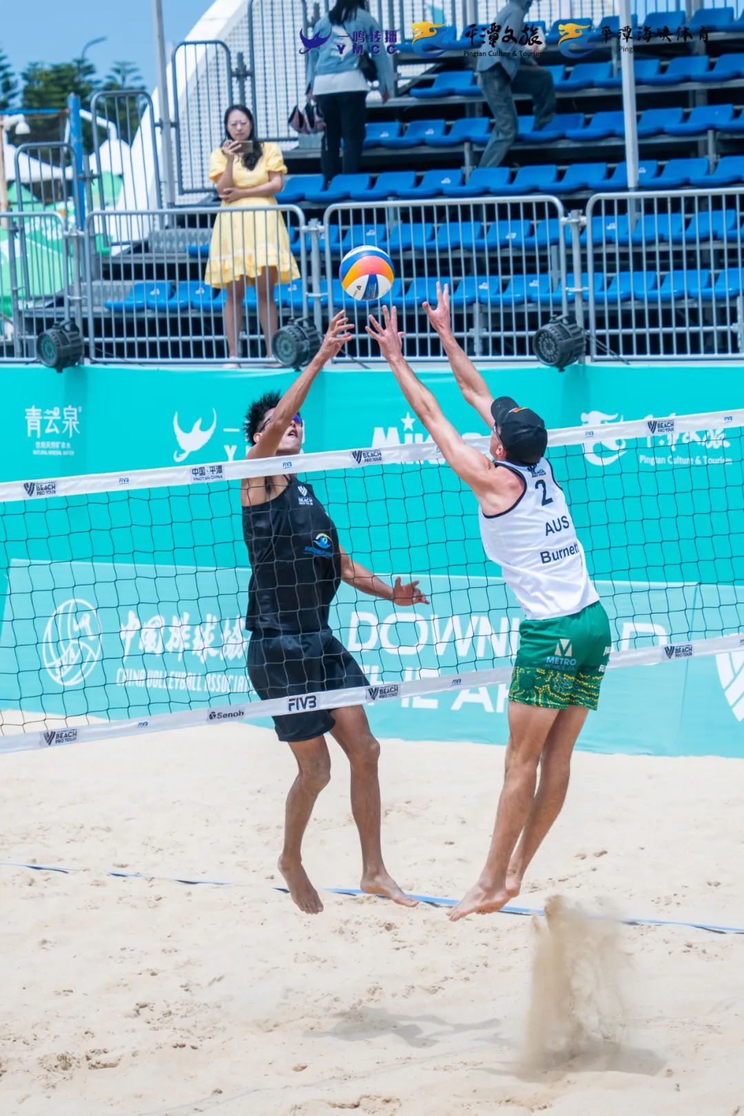 关于沙滩排球对决激烈，双方实力均衡角逐激烈的信息