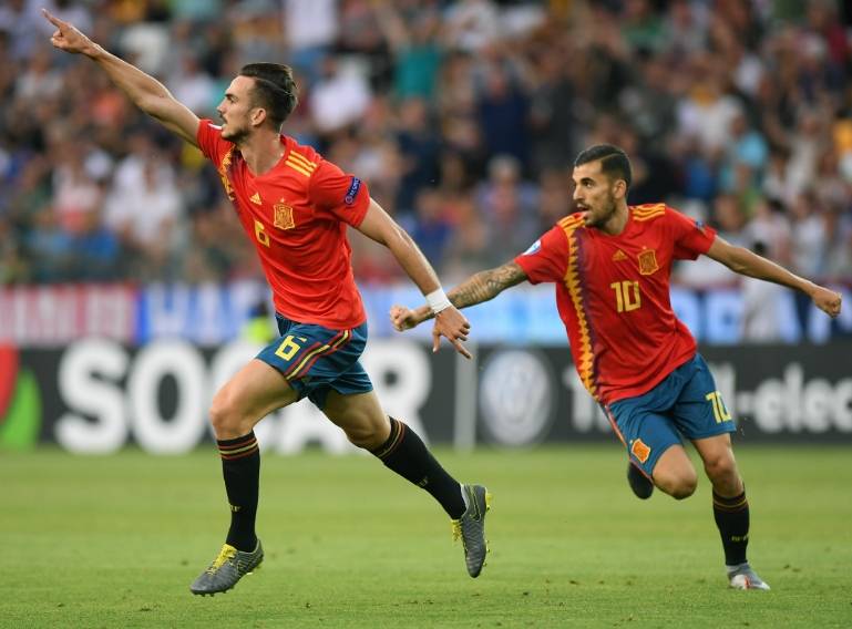 足球盛宴精彩纷呈，球迷欢呼雀跃