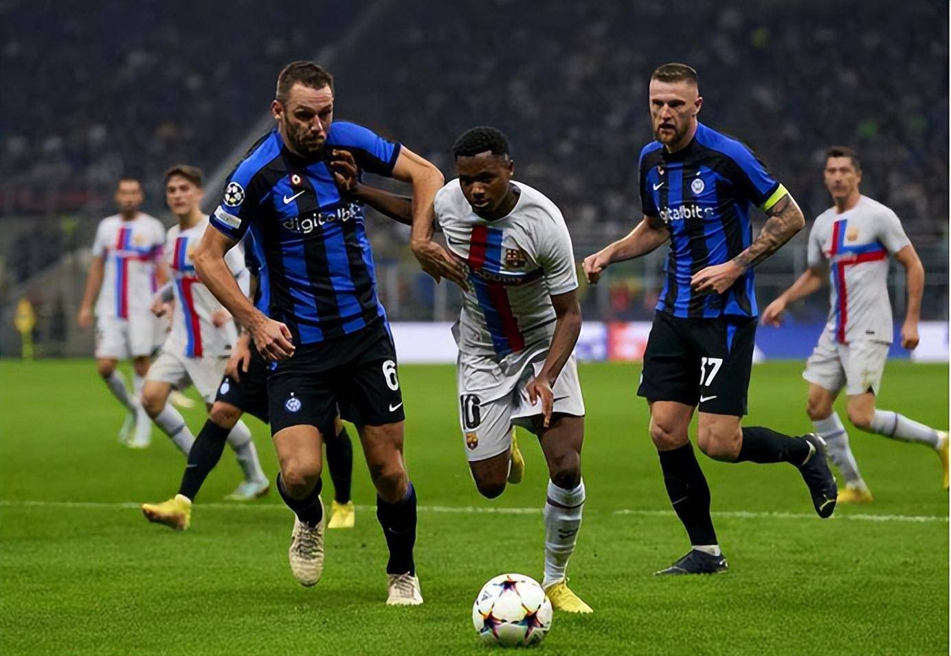 包含欧锦赛资格赛场上硝烟弥漫，胜负悬念重重的词条