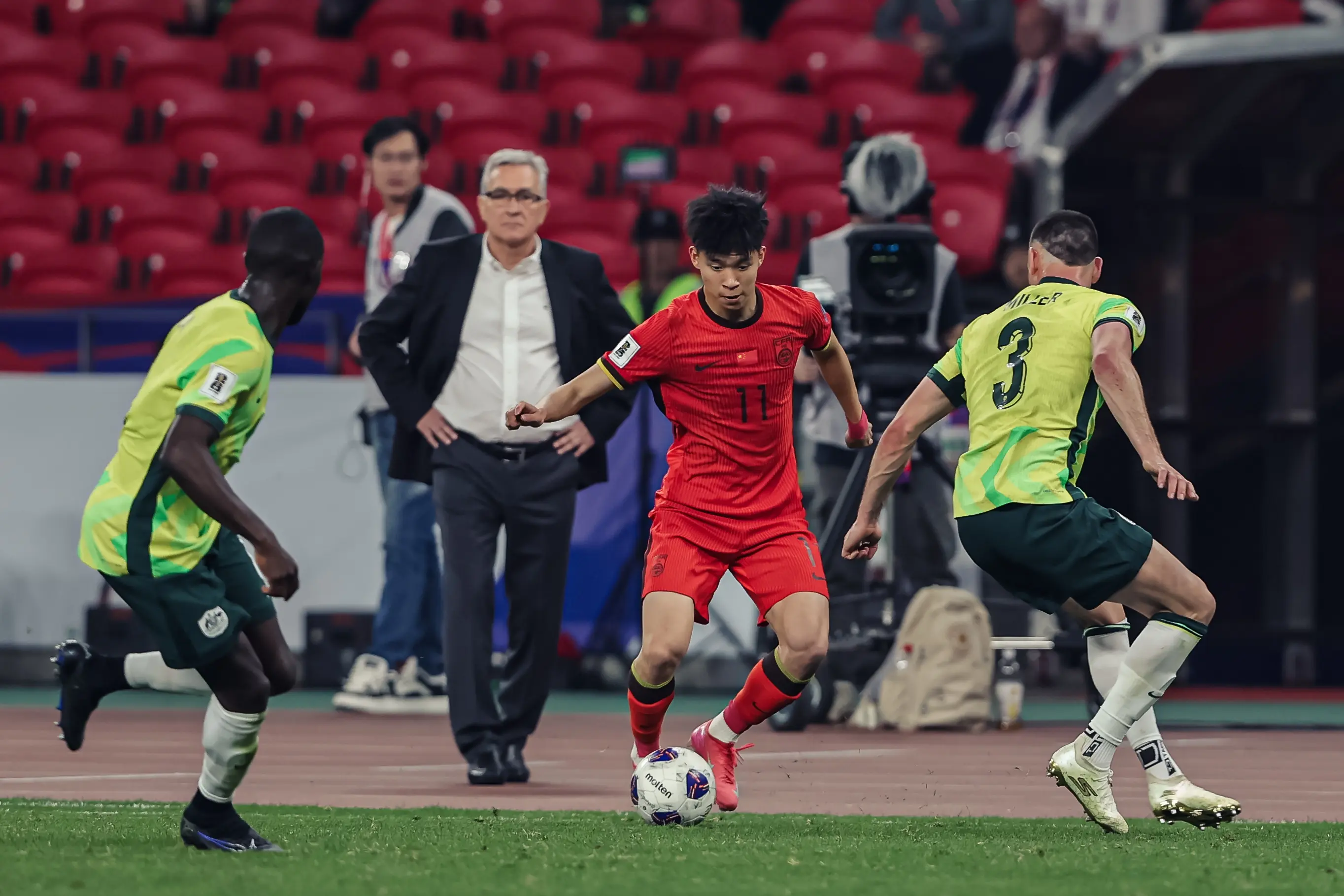 足球队员赛季表现优秀，升入新级别