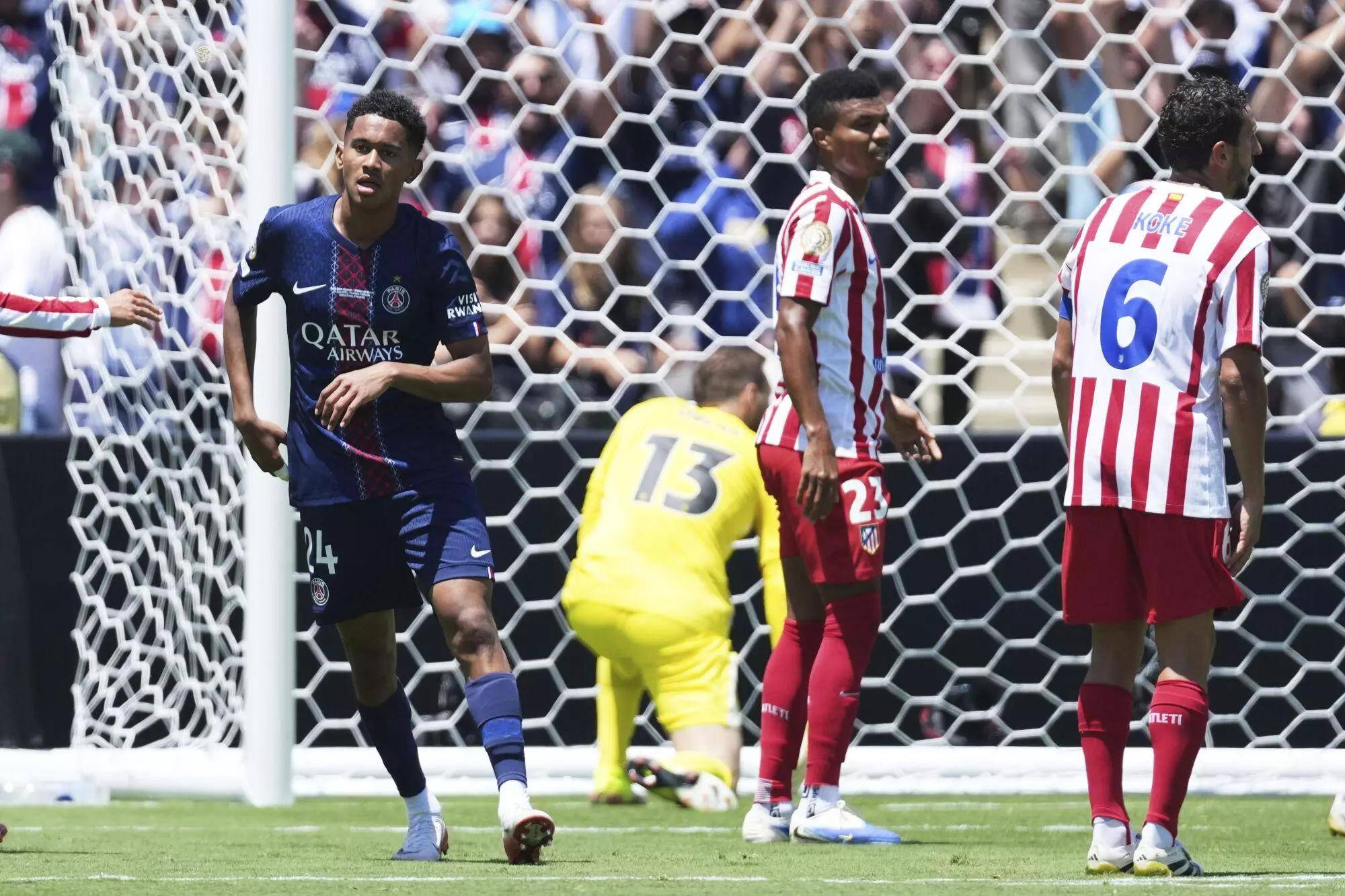 乐鱼体育登录-欧预赛对决势均力敌，球员争分夺秒