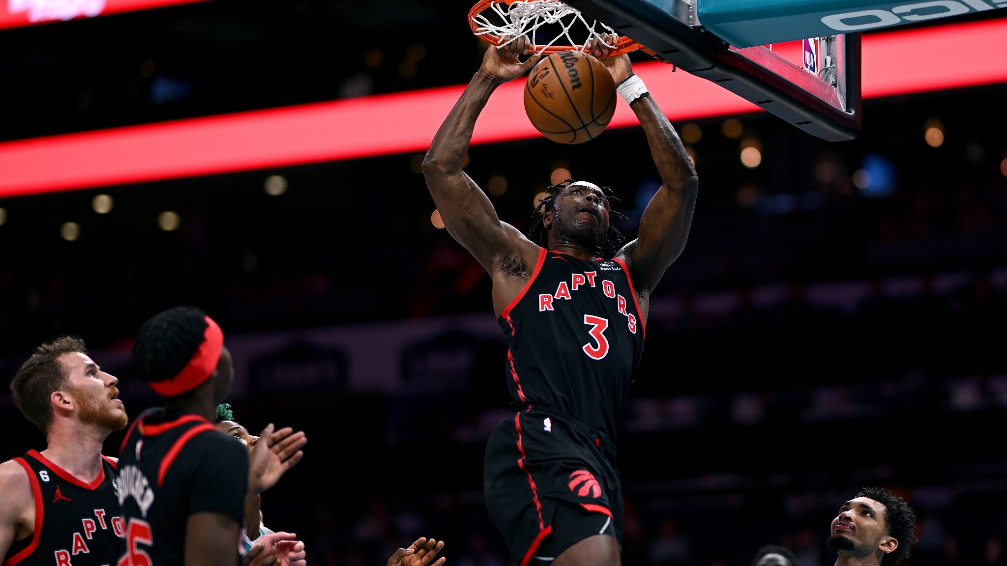 猛龙客场逆转老鹰结束连胜