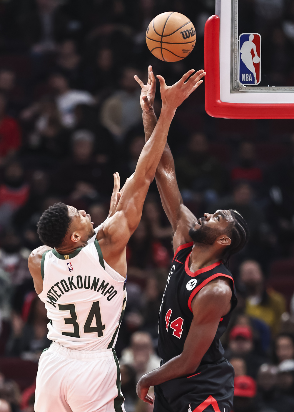 关于「雄鹿击败猛龙，安特托昆博贡献关键篮板」的信息