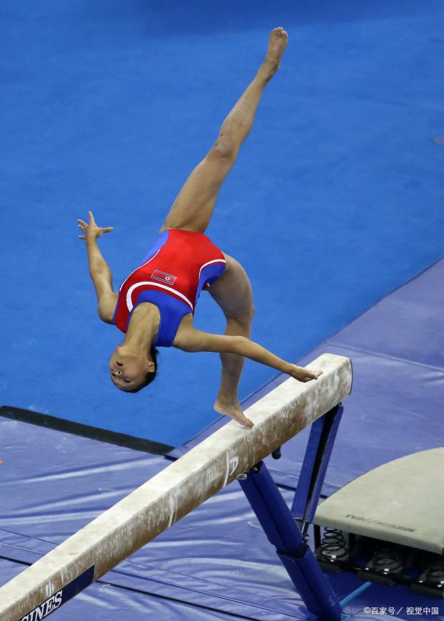 体操选拔赛决战，选手技艺精湛